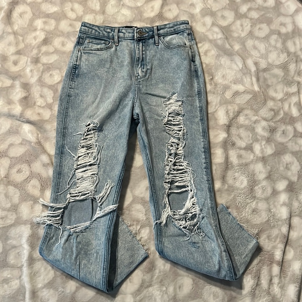 Hollister Ultra High Rise Mom Jean Distressed Light Wash size 27